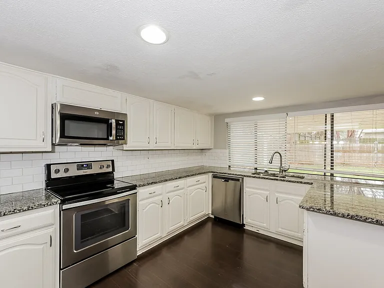 7709 Landmark Ridge St — Photo 6