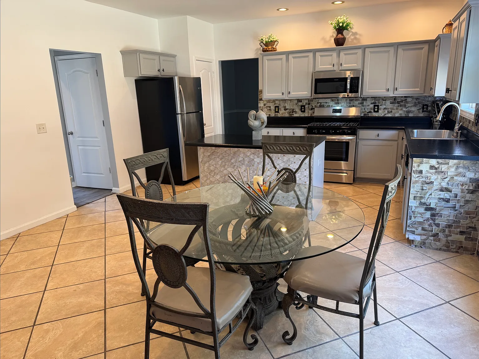 4 bed, 2792 sqft, $4,444 — Photo 4