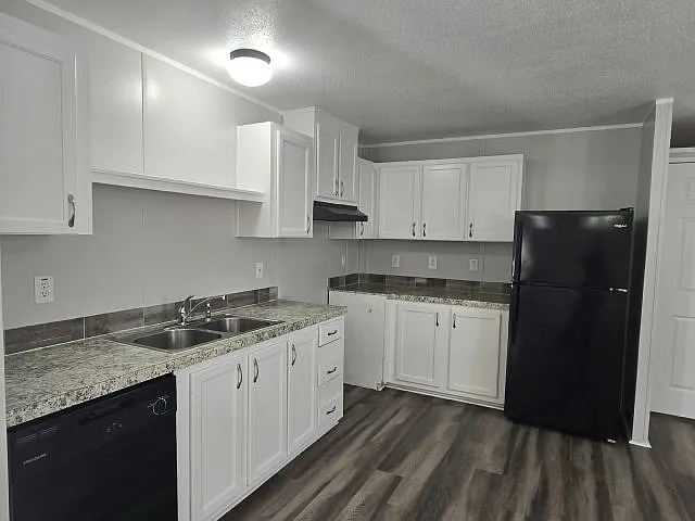 3 bed, 2.0 bath, 1056 sqft, $1,965 — Photo 3