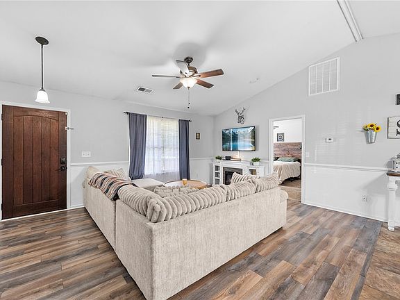 3rd image of 208 Redfern Ct