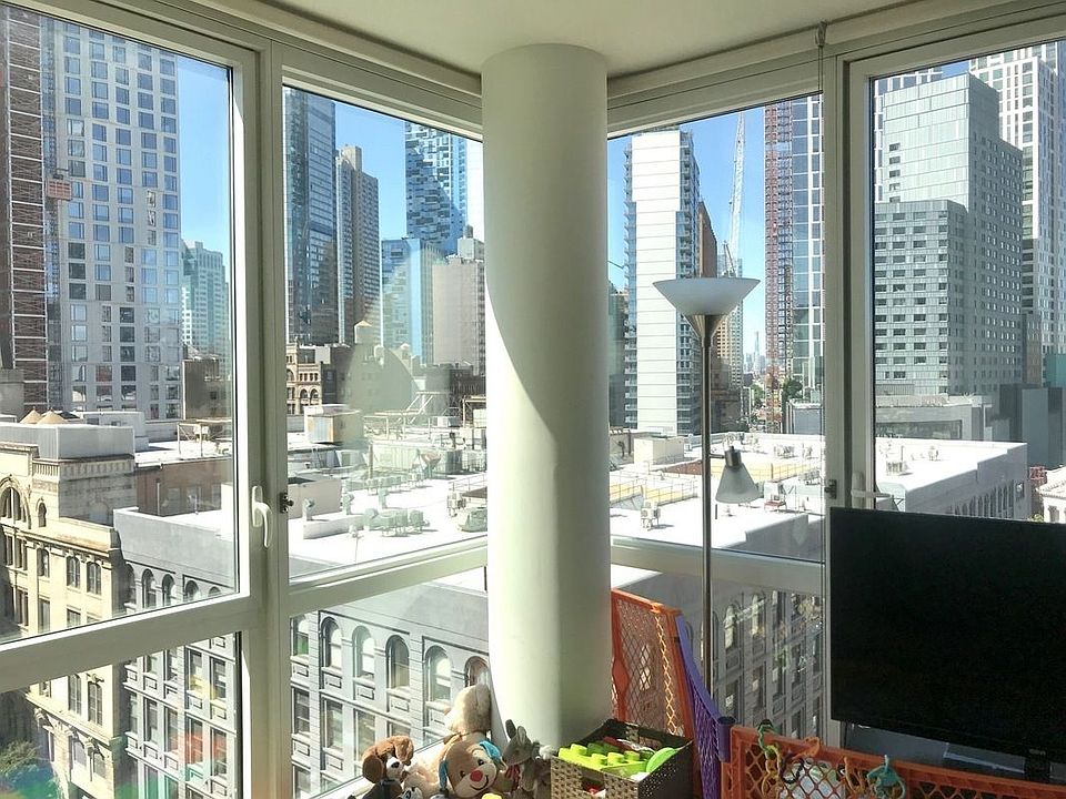 1st image of 33 Bond St APT 1112