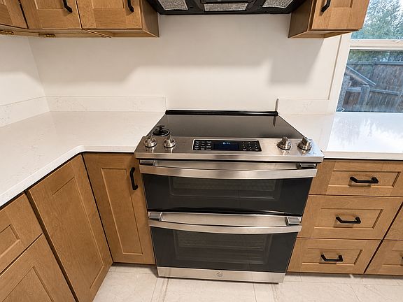 5th image of 1823 E Stratford Ave