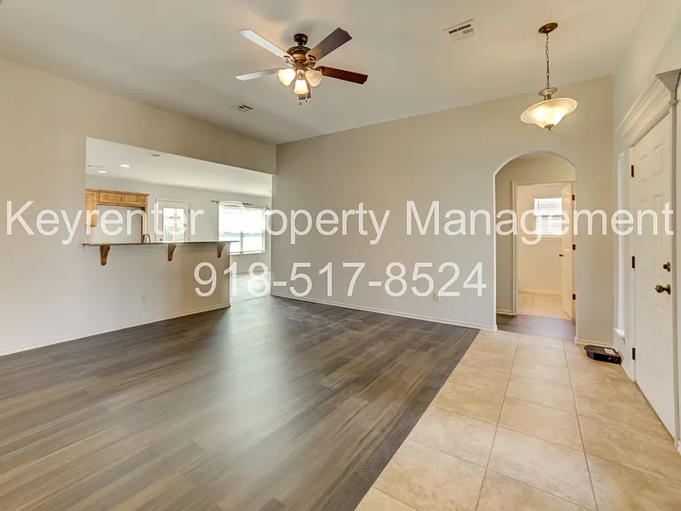 1911 W Canton Pl — Photo 10