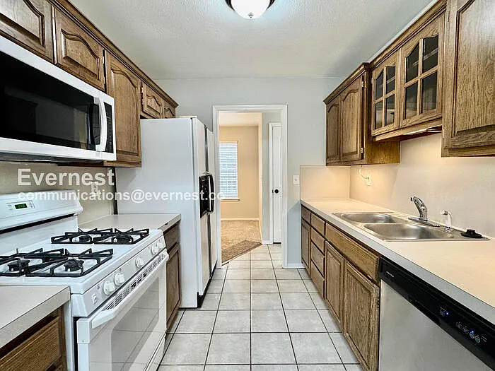 820 N Birch Ave — Photo 3
