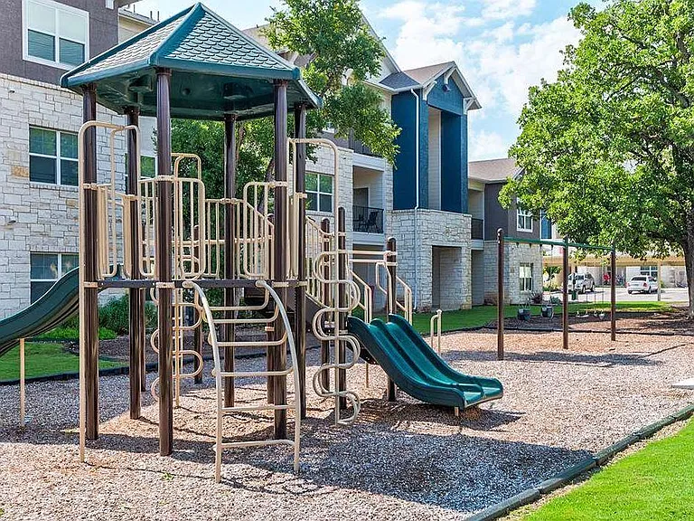 Live Oak Apartments — Photo 16