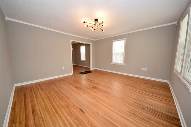 2 Bedroom, 1 Bathroom Near N. McLean and Tutwiler — Photo 2