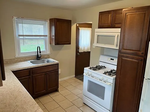 4 bed, 1.5 bath, 1500 sqft, $1,850 — Photo 3