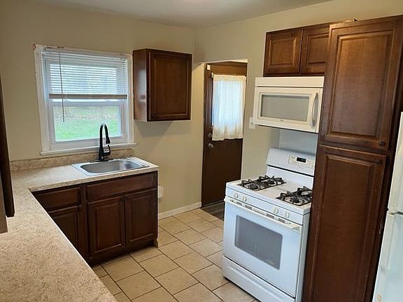 3rd image of 21220 Waldron St