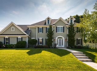 W53N1060 Hawthorne Ln, Cedarburg, WI 53012