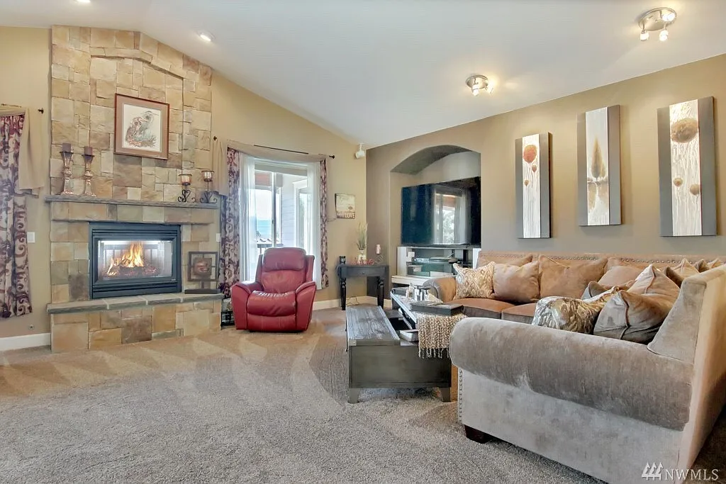 4 bed, 3.5 bath, 4500 sqft, $4,500 — Photo 3
