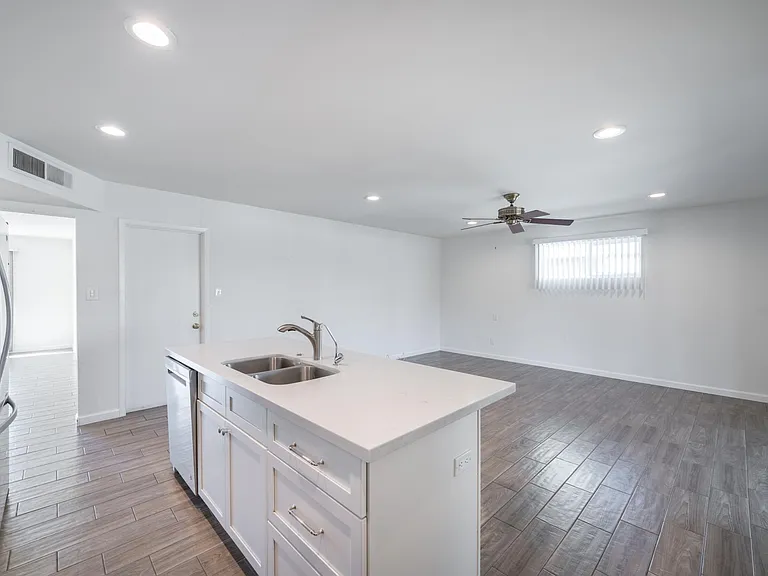 116 W Geneva Dr — Photo 16