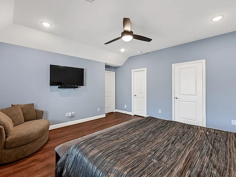 1035 E Hampton Dr — Photo 10