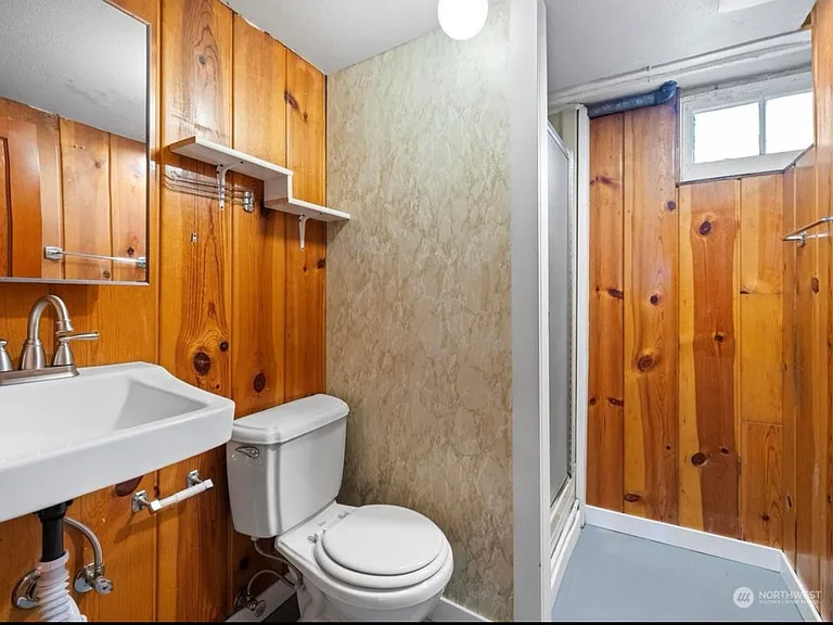 521 E Cherry St — Photo 16