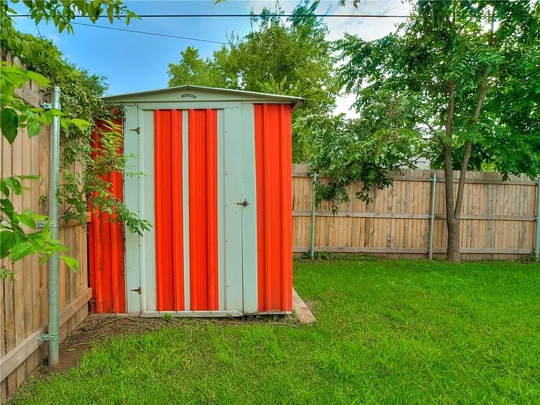 BACKYARD SHED TOO