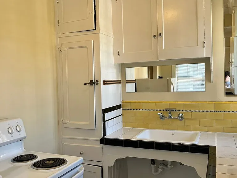 Flanders Apartments — Photo 21