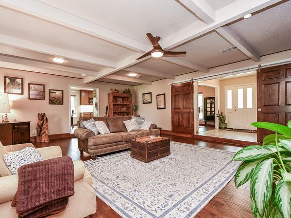 410 Cowhide Dr, Wallis, TX 77485