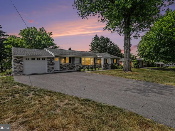 8 Longview Dr, Mechanicsburg, PA 17050