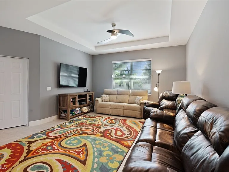 825 SE 5th Pl — Photo 8