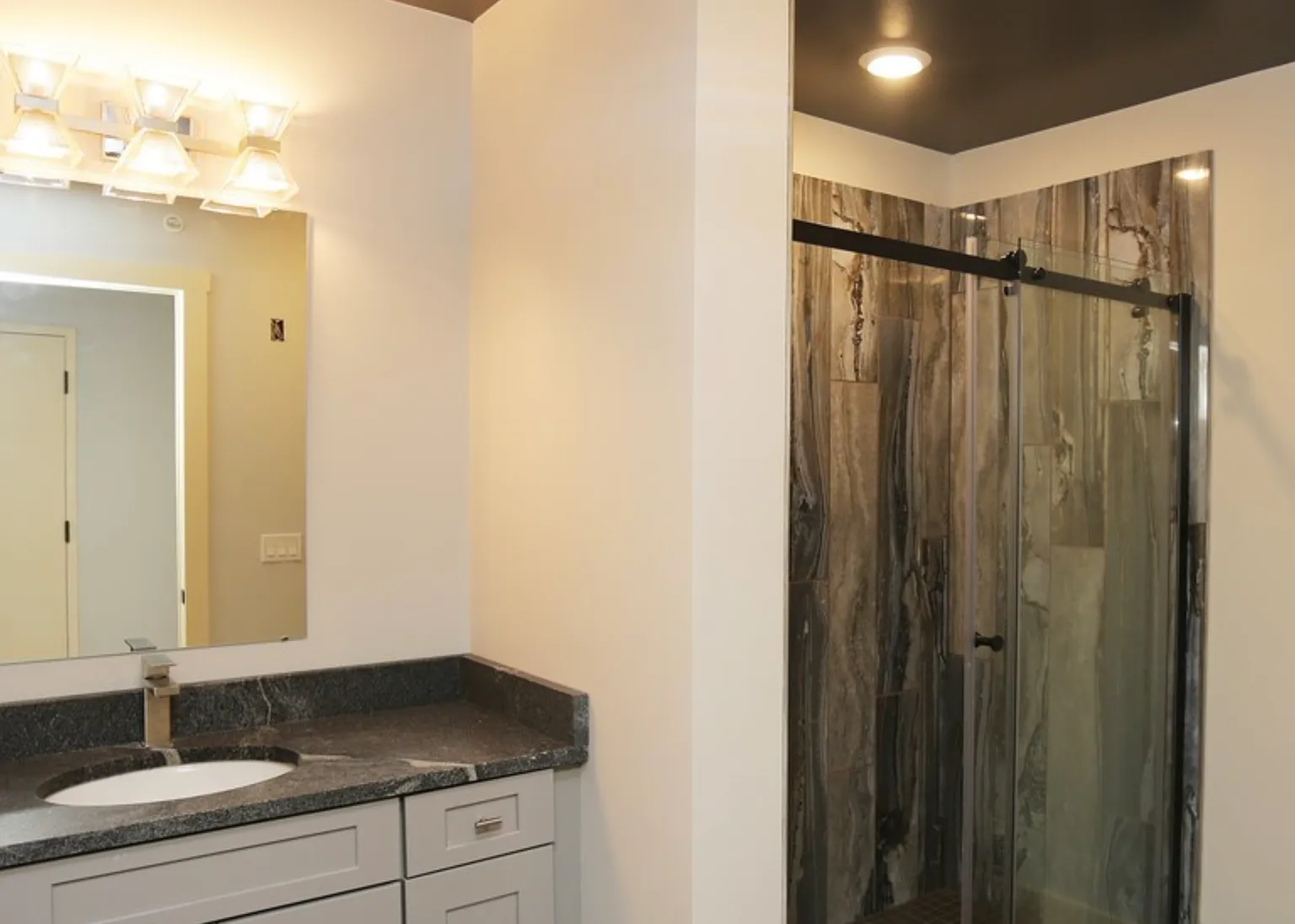 1 bed, 1050 sqft, $2,200 — Photo 4