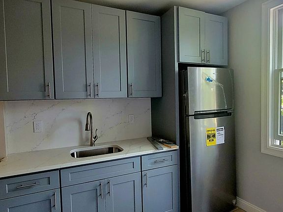 4th image of 733 Humboldt St #2