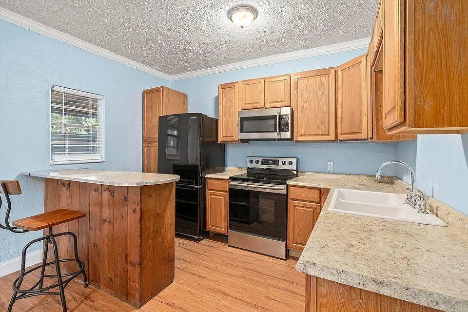 1 bed, 1.0 bath, 700 sqft, $1,200 — Photo 2