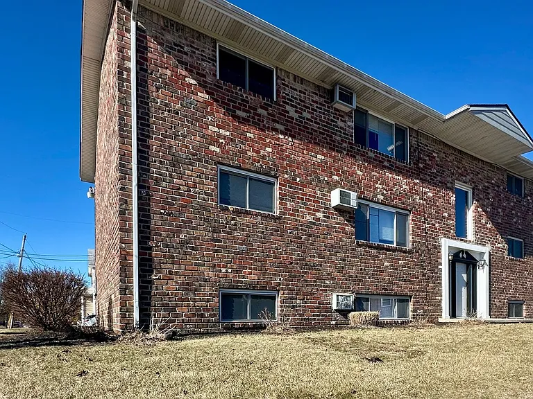 1302 W Sycamore St — Photo 2