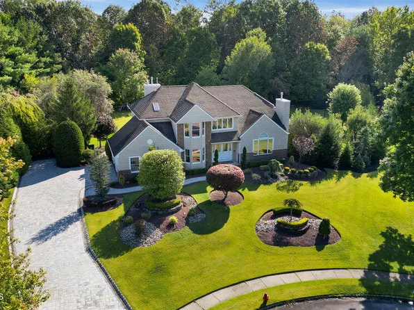 25 Iroquois Drive, Freehold, NJ 07728