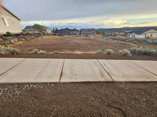 1053 SE Greenleaf Ln, Madras, OR 97741