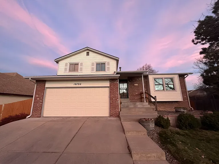 10792 Grove Ln — Photo 2
