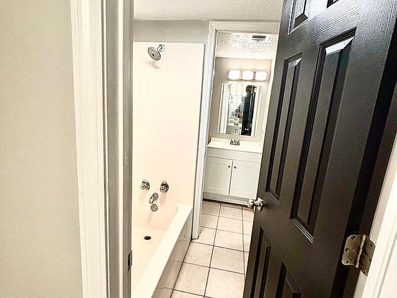 5th image of 2013 Stonemill Dr APT 4