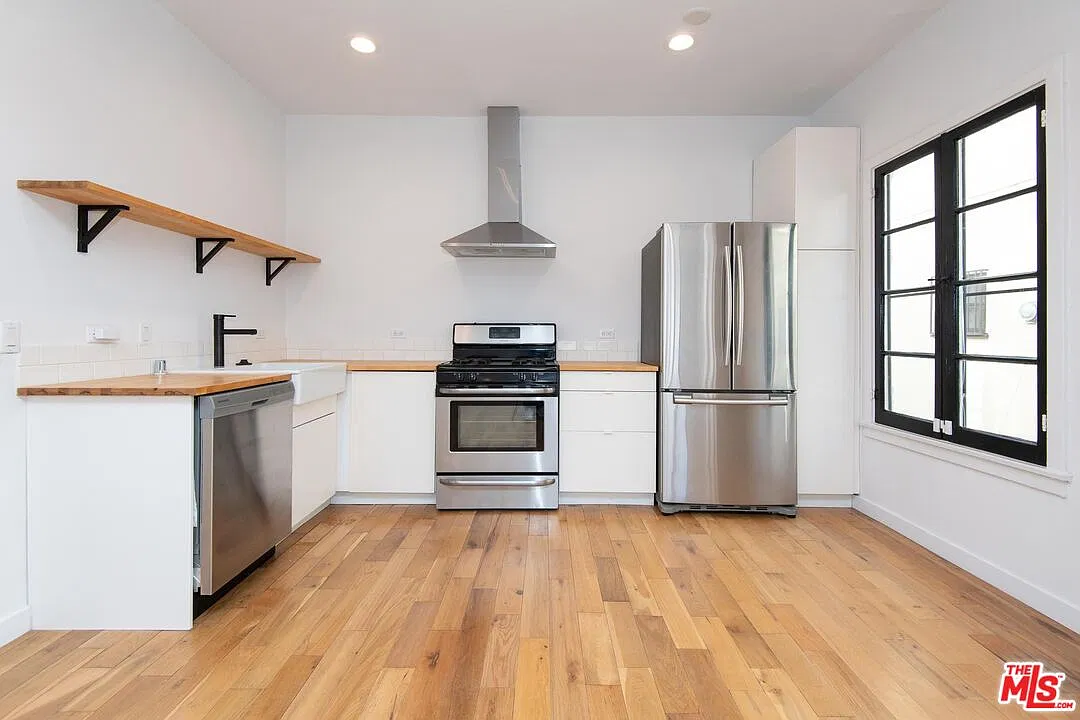 409 N Genesee Ave — Photo 1