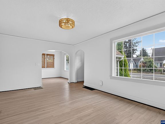 5th image of 2275 Center St NE