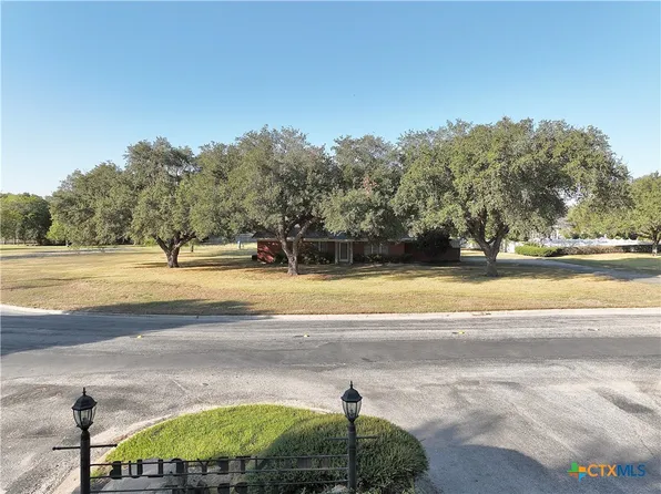 5603 Country Club Dr, Victoria, TX 77904