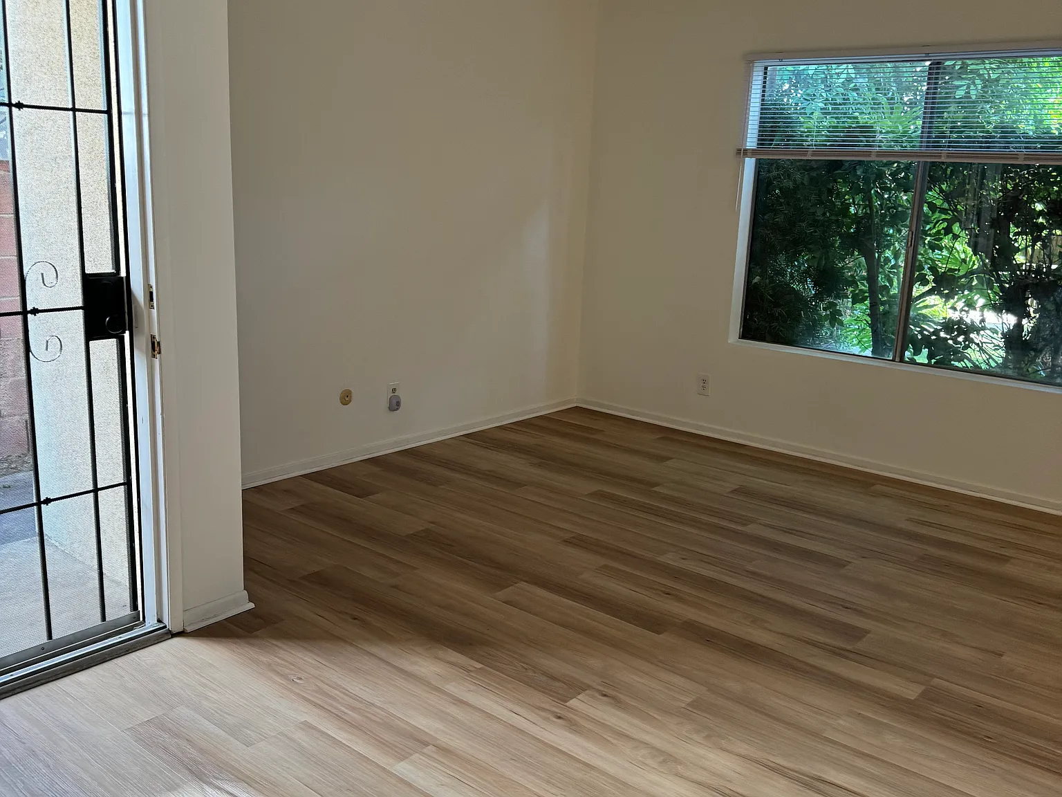 423 E Cedar Ave — Photo 2