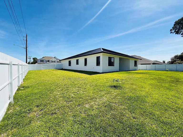 1701 SW Cannon Ave — Photo 3