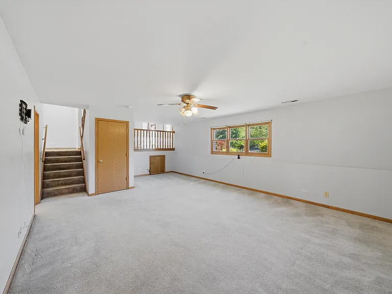 752 Rosanne St — Photo 34