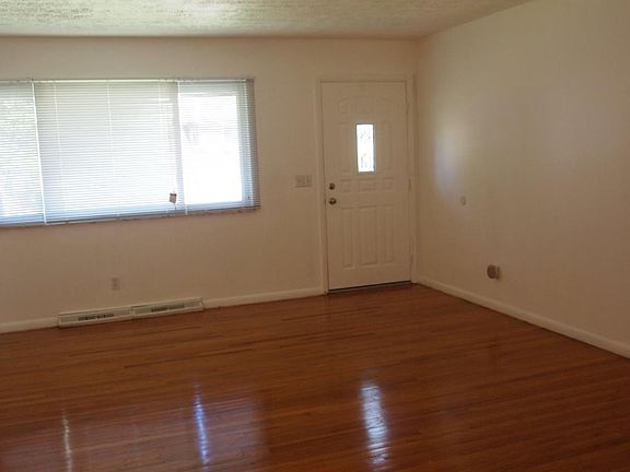 3rd image of 3195 Blueacres Dr