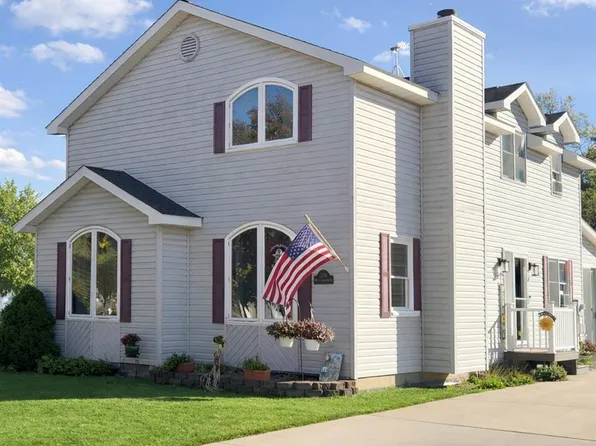 206 W Carpenter St, Charlevoix, MI 49720