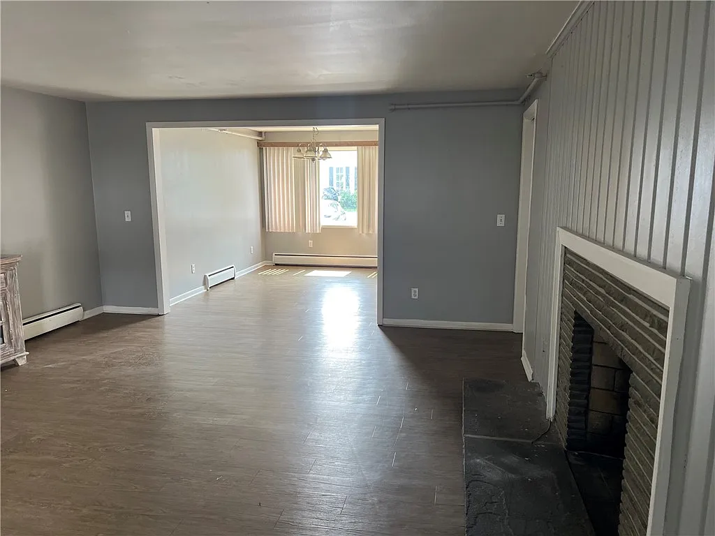 3 bed, 1.0 bath, 3032 sqft, $2,500 — Photo 4