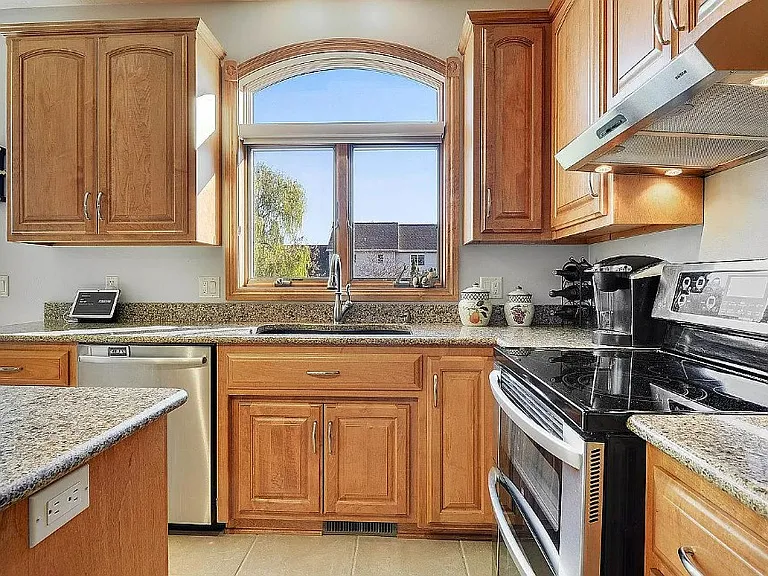 4932 N Waterford Dr — Photo 4