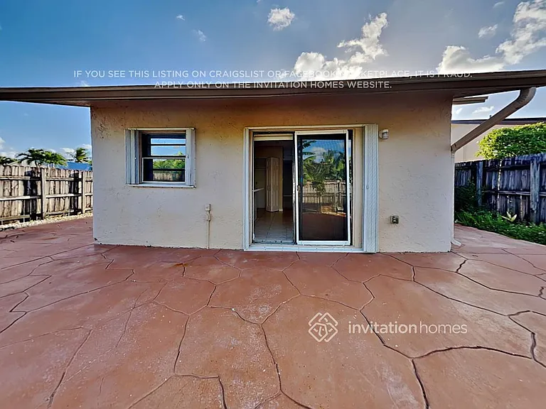 1633 SW 138th Pl — Photo 17