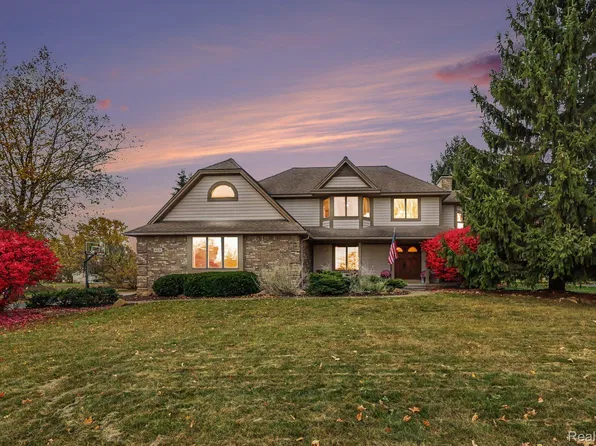 8458 S Shore Dr, Clarkston, MI 48348