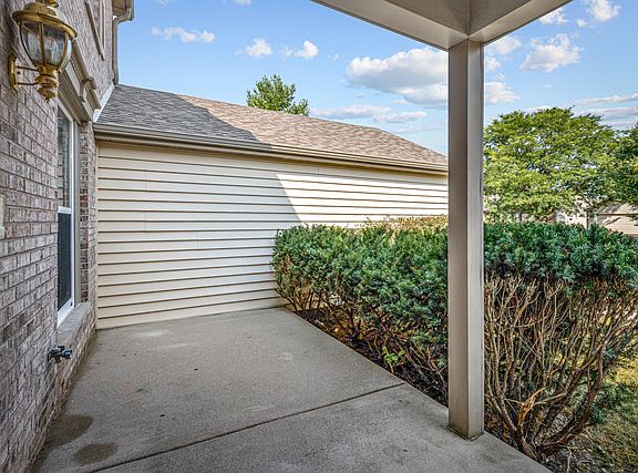 3rd image of 971 Woodbridge Dr
