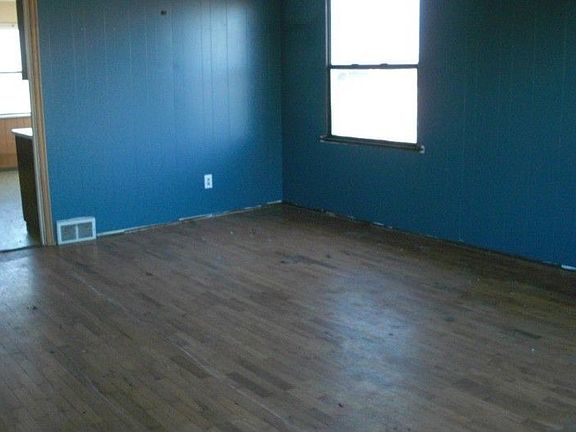 Large Living Room w/Hardwood Floors