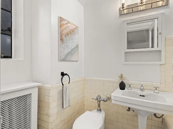 325 East 41st Street image 5 of 6