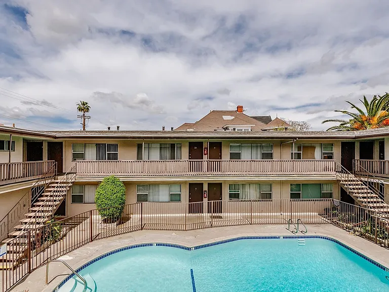 1033 S Westlake Ave — Photo 33