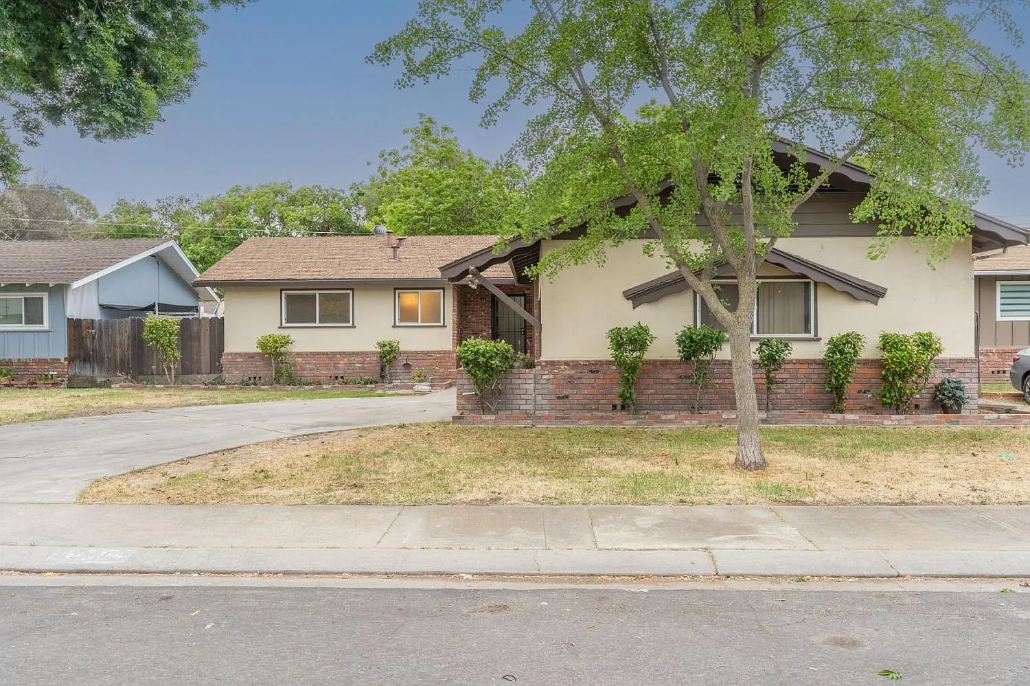 1610 Maplewood Dr photo 1