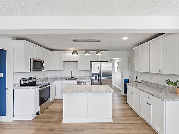 5th image of 3728 Red River Dr