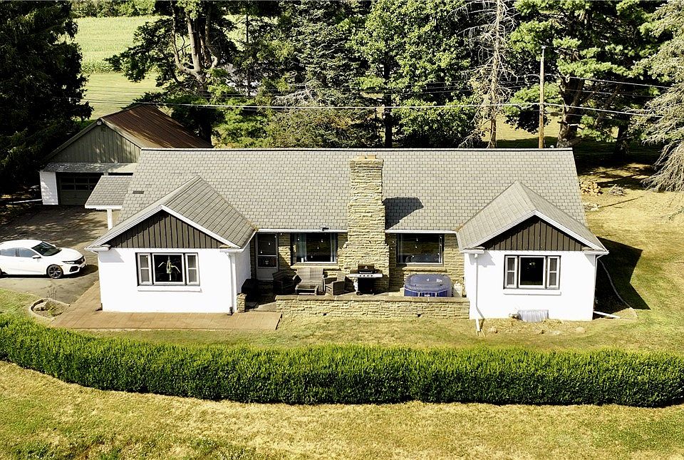 1st image of 10 Fairlawn Dr