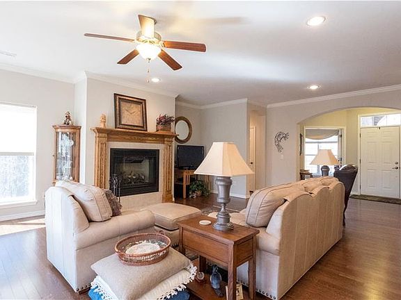 3rd image of 13 Dunvegan Ln